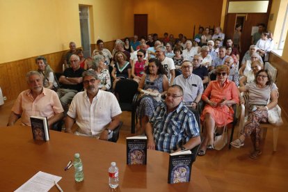 Presentación de ‘Deslealtades y traiciones en el Reino de León’ en la casa de cultura de Pajares de los Oteros, ayer. FERNANDO OTERO