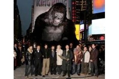 Michael Bloomberg  y el elenco de la película «King Kong»