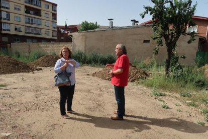 La concejala de Familia y Servicios Sociales del Ayuntamiento de León, Aurora Baza, ha visitado esta mañana la parcela en la que se construirá el primer jardín terapéutico de la ciudad.