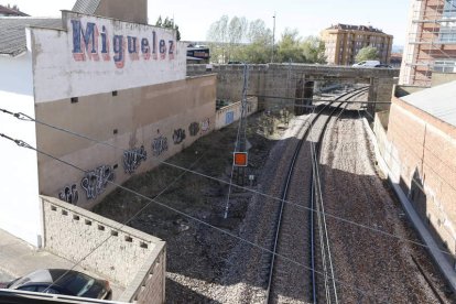 El soterramiento permitiría dar una mejor solución al puente de Trobajo. RAMIRO