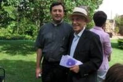 González García, ganador del certamen de Poesía, junto a Conrado Blanco, antes de comenzar el acto