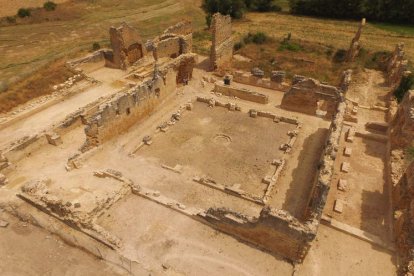 Vista áerea del conjunto, donde se aprecia el claustro con pavimento de canto rodado y el pozo de agua central.