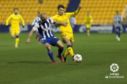 Disputa de balón en el terreno de juego. LFP