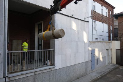 Secuencia del traslado de la columna romana desde el patio del Instituto Leonés de Cultura (ILC) hasta su ubicación original en el yacimiento de Lancia. FERNANDO OTERO