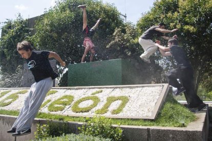 La precisión y la seguridad son las máximas del parkour, una disciplina que se extiende por las calles de León. F. OTERO PERANDONES