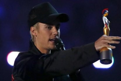 Justin Bieber, tras ser distinguido con un premio Brit como mejor artista masculino internacional.
