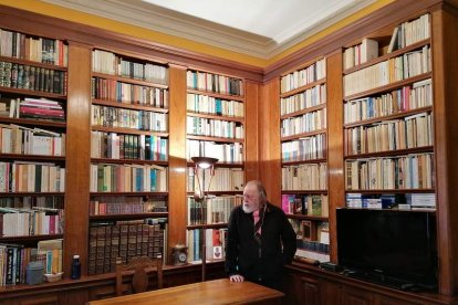 Juan Carlos Uriarte en la biblioteca de su casa, que guarda el aire de librería. DL