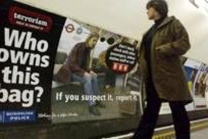 Un cartel colocado en el metro de Londres alerta a los usuarios sobre equipajes sospechosos