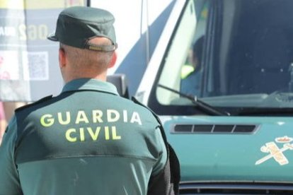 Imagen de archivo de un agente de la Guardia Civil. L. DE LA MATA