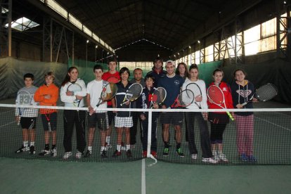 Las jóvenes promesas leonesas de tenis se curten cada día con sesiones de trabajo que se pueden prolongar durante cinco horas.