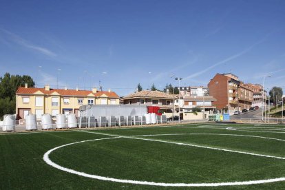 Aspecto del nuevo césped artificial en el campo ubicado junto al polideportivo.