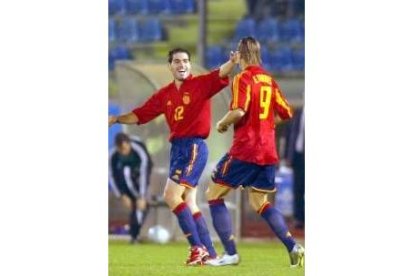 Antonio López felicita a Torres tras conseguir un gol con la selección