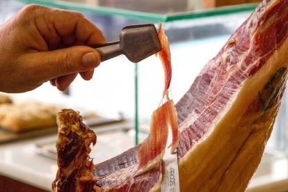 El jamón de cebo ibérico que arrasa en Alcampo para esta Nochevieja en León. Foto: pixabay.