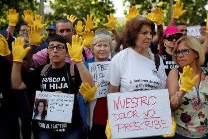 ctimas de la supuesta trama de bebes robados se han concentrado en la entrada de la Audiencia Provincial de Madrid que juzga entre hoy al doctor Eduardo Vela.