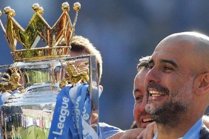 Pep Guardiola, con el trofeo de la Premier League que ha ganado esta temporada con el Manchester City.