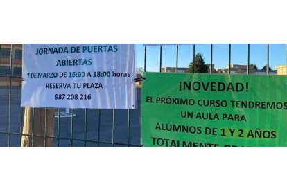 Carteles informativos en uno de los colegios de la capital leonesa que el próximo curso ofrecerán plazas para niños de 1 año. DL