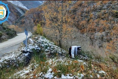 El vehículo volcado tras el accidente en la carretera a Peñalba de Santiago. POLICÍA MUNICIPAL DE PONFERRADA