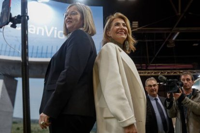 La ministra de Transportes, Raquel Sánchez, junto a la presidenta de Adif, María Luisa Domínguez, durante su visita a la Feria Internacional de Turismo (Fitur). DANIEL GONZÁLEZ