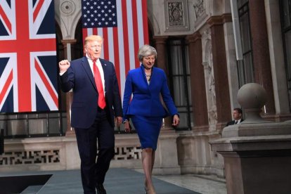 Donald Trump y Theresa May llegan a la rueda de prensa en la sede de la Commonwealth. NEIL HALL