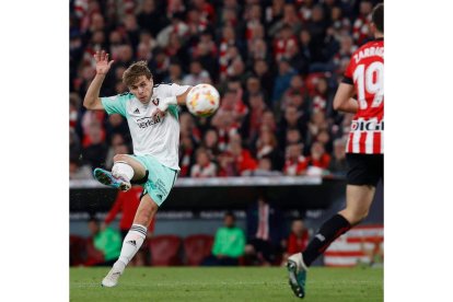 Pablo Ibáñez en el momento de golpear el balón que ponía el 1-1. TOÑA