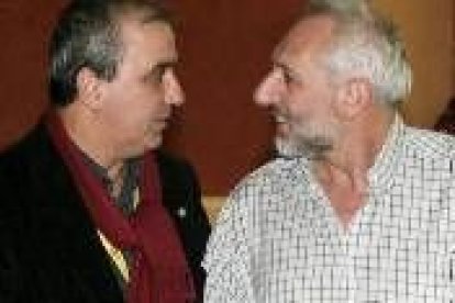 Jesús Vara dialoga con Carlos Alonso, al término del congreso de FSP