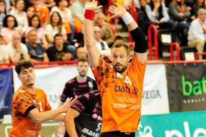 Popovic en el partido de la recién concluida temporada frente al Abanca Ademar en Torrelavega. DL