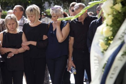 La madre de Marina Okarynska, a su llegada al funeral.