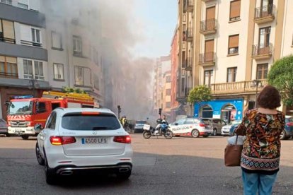 Dotaciones de bomberos y policía local desplazados hasta el lugar del suceso. DL