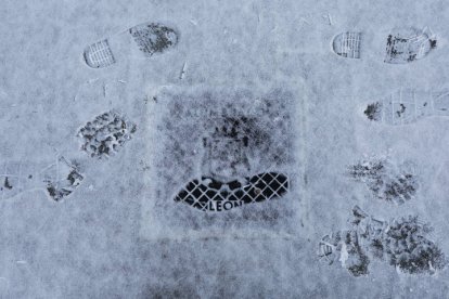 Pisadas en la nieve tras una nevada en León en enero de este año. FERNANDO OTERO