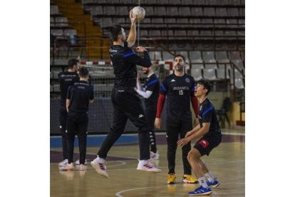 El Ademar en el entrenamiento de ayer en el Palacio. MIGUEL F.B.