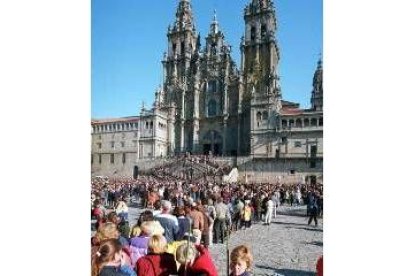 Miles de personas visitan anualmente la Catedral de Santiago y hacen largas colas en el Obradoiro