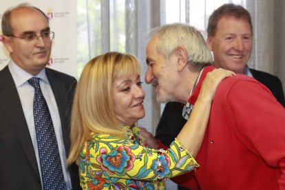 Isabel Carrasco y Matías Llorente se besan, intantes antes de la reunión.