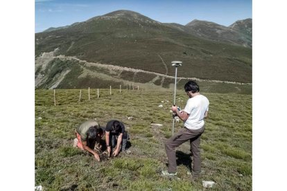 Prospecciones en el campamento de la Carisa, entre León y Asturias. ESPERANZA MARTÍN