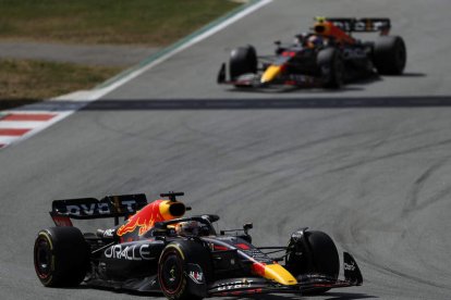 Verstappen poco antes de cruzar la meta por delante de su compañero Sergio Pérez. ALBERTO ESTÉVEZ