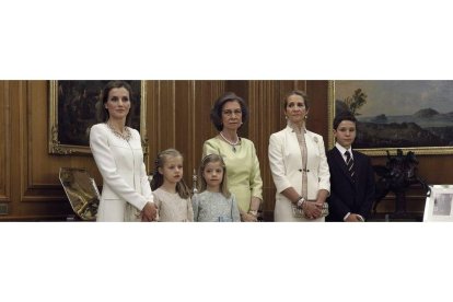 La reina Letizia, la Princesa de Asturias, la infanta Sofía, la reina Sofía, la infanta Elñena y su hijo Froilán en el acto de traspaso de los poderes militares de don Juan Carlos I al rey Felipe VI