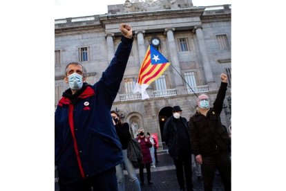 Concentración en la Plaza Sant Jaume de Barcelona. ENRIC FONTCUBERTA