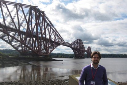 Héctor Bernardo junto al puente Forth Rail Brigde,simbolo de Edimburgo.