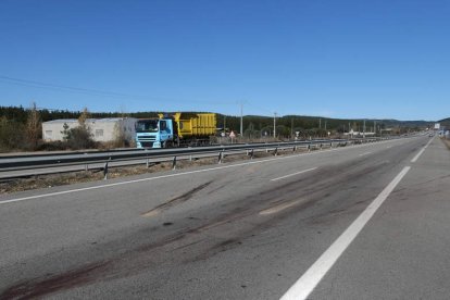 Marcha de sangre de jabalí y rueda sobre la calzada de la C-631 tras un accidente de tráfico, en imagen de archivo. L. DE LA MATA