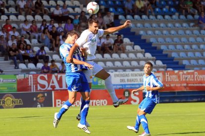 El goleador Murci remata de cabeza ante la defensa ponferradina.