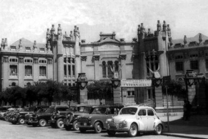 El viejo y espléndido Instituto Padre Isla, en la calle del mismo nombre, que fue derribado para levantar otro en el mismo solar que lleva el nombre de Juan del Enzina. BAYÓN