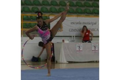 La juvenil del conjunto leonés, Verónica Martínez, durante su ejercicio