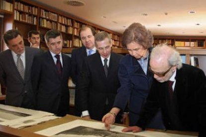 Antonovich, Fernández Santiago, el alcalde, la Reina y Santos Llamas ante un busto de Alejandro Magn