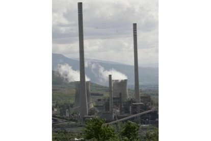 Imagen de las chimeneas de la térmica de Compostilla II en Cubillos