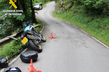 Lugar del accidente en el que se puede ver una de las motos implicadas. GUARDIA CIVIL