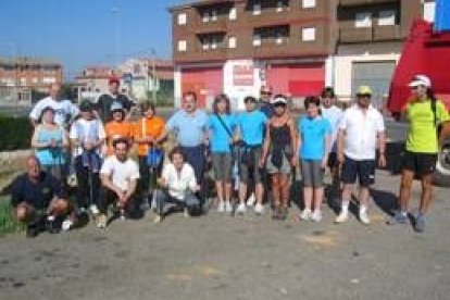 Un grupo de peregrinos, en una de las paradas hacia la Virgen del Camino