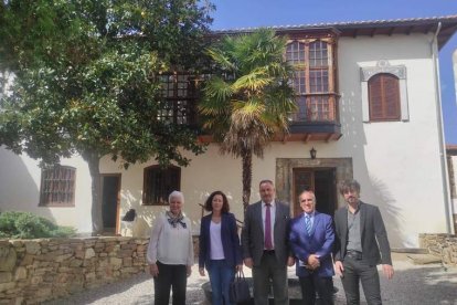 Un momento de la inauguración ante la fachada de la Casa Panero, en Astorga. DL