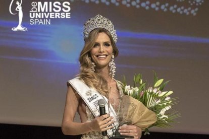 Ángela Ponce, con su flamante corona.