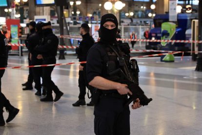 Imagen de la policía militar en la Estación del Norte de París. CHRISTOFFE PETIT TESSON