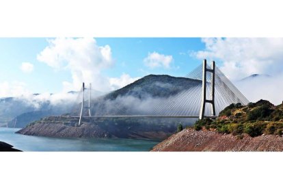 El puente Fernández Casado es una obra señera de la ingeniería que conjuga la audacia de la solución atirantada con una belleza armónica.