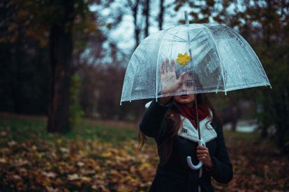 Los mejores paraguas transparentes para hacer frente a la lluvia otoñal